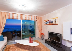 مجمع سكني على الطراز الحديث الذي يقع مباشرة على ساحل البحر الأبيض المتوسط في منطقة كارجي جاك – ألانيا