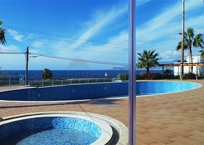 مجمع سكني على الطراز الحديث الذي يقع مباشرة على ساحل البحر الأبيض المتوسط في منطقة كارجي جاك – ألانيا