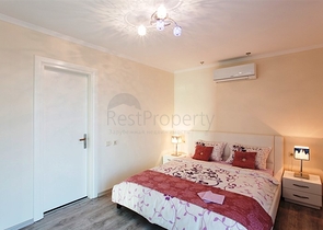 مجمع سكني على الطراز الحديث الذي يقع مباشرة على ساحل البحر الأبيض المتوسط في منطقة كارجي جاك – ألانيا