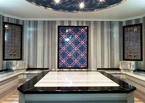 مجمع سكني على الطراز الحديث الذي يقع مباشرة على ساحل البحر الأبيض المتوسط في منطقة كارجي جاك – ألانيا