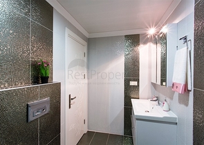 مجمع سكني على الطراز الحديث الذي يقع مباشرة على ساحل البحر الأبيض المتوسط في منطقة كارجي جاك – ألانيا