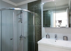 مجمع سكني على الطراز الحديث الذي يقع مباشرة على ساحل البحر الأبيض المتوسط في منطقة كارجي جاك – ألانيا