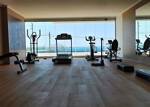 مجمع سكني على الطراز الحديث الذي يقع مباشرة على ساحل البحر الأبيض المتوسط في منطقة كارجي جاك – ألانيا