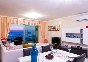 مجمع سكني على الطراز الحديث الذي يقع مباشرة على ساحل البحر الأبيض المتوسط في منطقة كارجي جاك – ألانيا