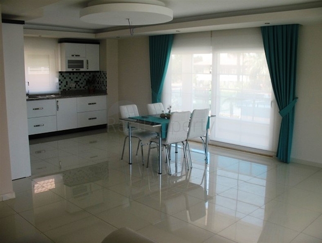 شقق مطلة على البحر في سيدا في مجمع مع مسبح