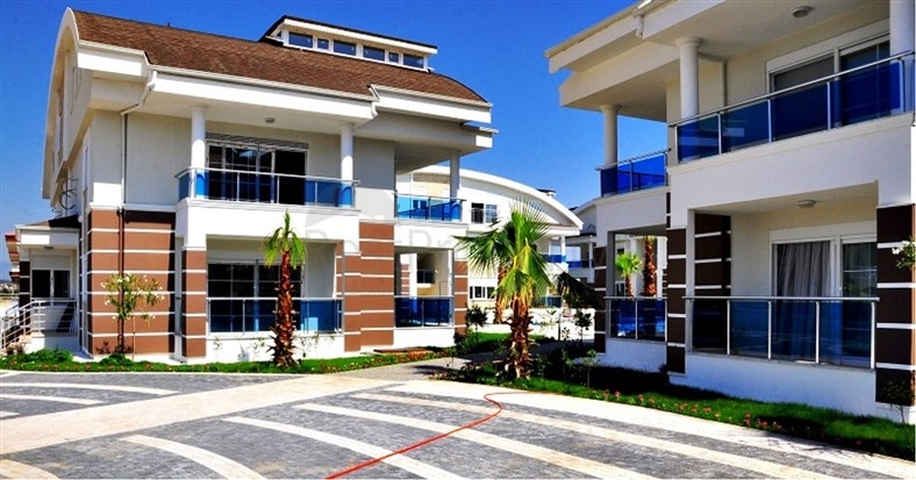 شقق مطلة على البحر في سيدا في مجمع مع مسبح