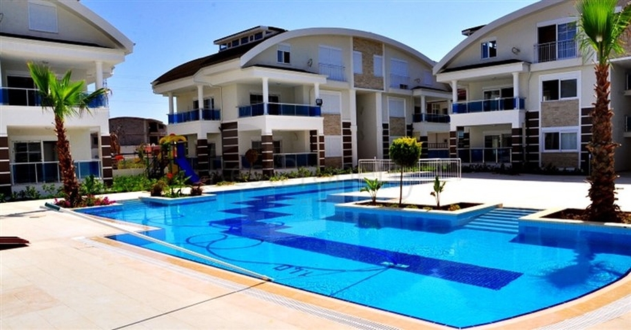 شقق مطلة على البحر في سيدا في مجمع مع مسبح