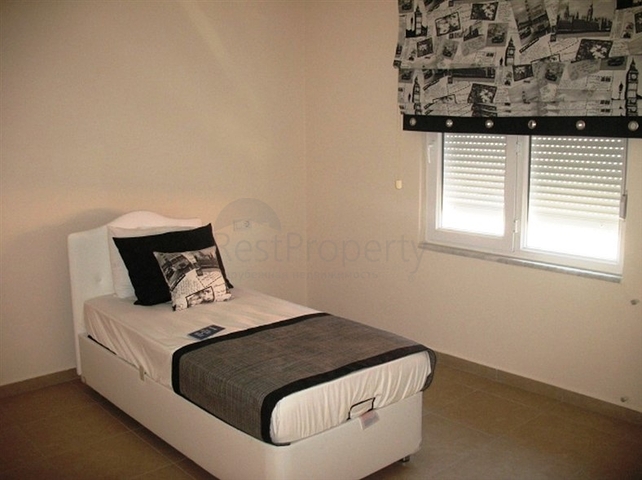 شقق مطلة على البحر في سيدا في مجمع مع مسبح