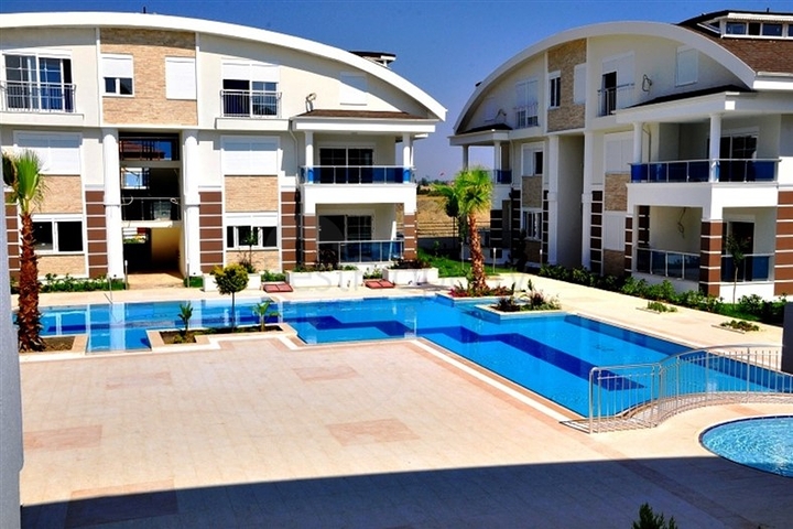 شقق مطلة على البحر في سيدا في مجمع مع مسبح