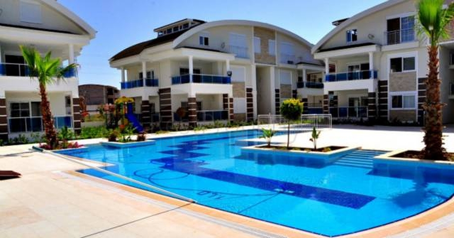 شقق مطلة على البحر في سيدا في مجمع مع مسبح