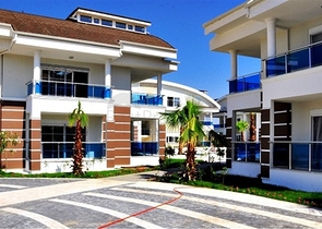 شقق مطلة على البحر في سيدا في مجمع مع مسبح