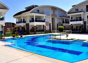 شقق مطلة على البحر في سيدا في مجمع مع مسبح