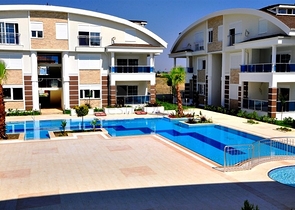 شقق مطلة على البحر في سيدا في مجمع مع مسبح