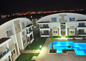 شقق مطلة على البحر في سيدا في مجمع مع مسبح