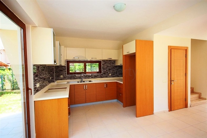 فيلا واسعة للبيع في بيليك من المالك مباشرة 