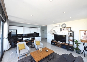 شقة من غرفتي نوم مع إطلالة بانورامية على البحر