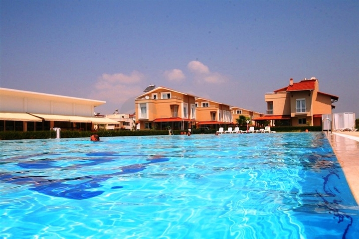 فيلا بثلاثة طوابق في بيليك 