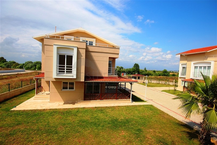 فيلا بثلاثة طوابق في بيليك 