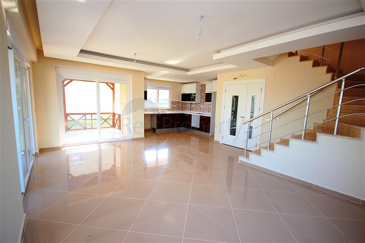 فيلا بثلاثة طوابق في بيليك 