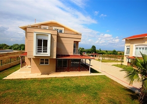 فيلا بثلاثة طوابق في بيليك 