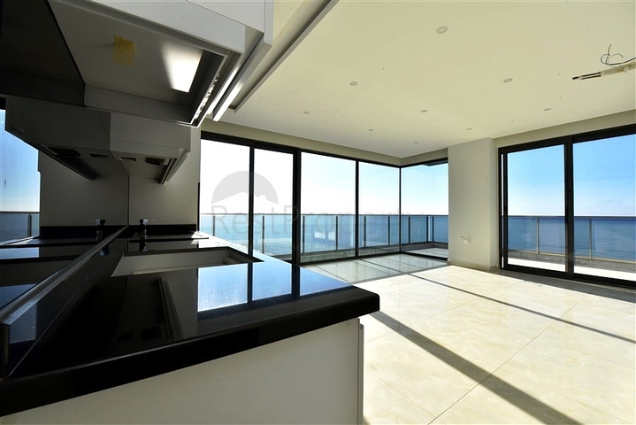 شقة 2 + 1 مع إطلالة بانورامية على البحر في منطقة محمودلار