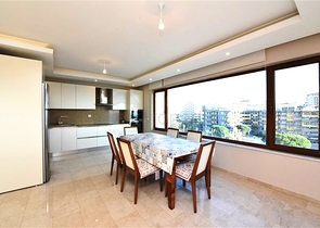 شقة فسيحة من غرفتي نوم على الساحل الأول