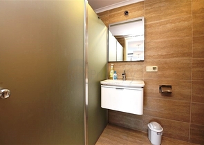 شقة فسيحة من غرفتي نوم على الساحل الأول