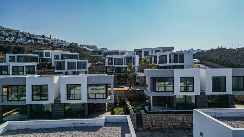 مجمع جديد مع إطلالات بانورامية على البحر في موقع مريح في منطقة ياليكافاك.