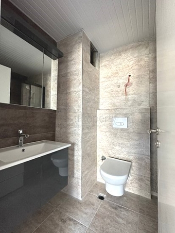 تحتوي الشقة على تصميم 2 + 1 مع مطبخ منفصل