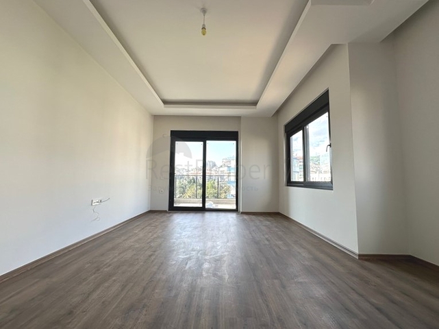 تحتوي الشقة على تصميم 2 + 1 مع مطبخ منفصل