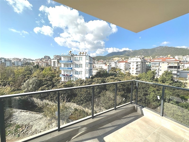 تحتوي الشقة على تصميم 2 + 1 مع مطبخ منفصل