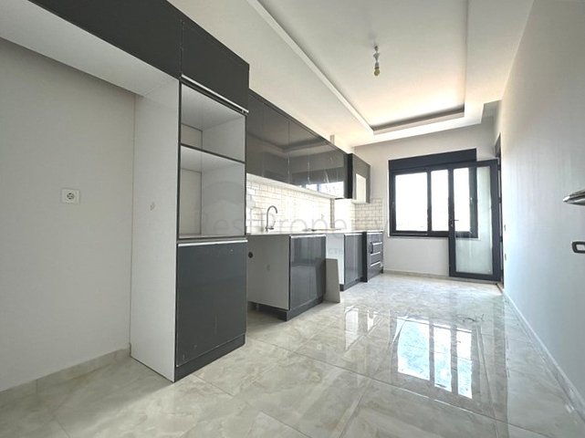 تحتوي الشقة على تصميم 2 + 1 مع مطبخ منفصل