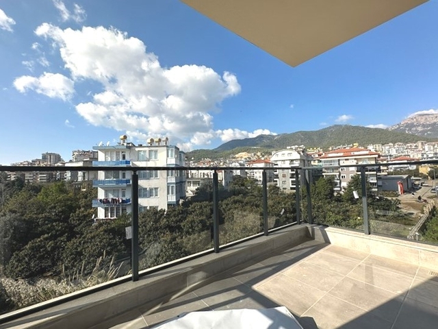 تحتوي الشقة على تصميم 2 + 1 مع مطبخ منفصل