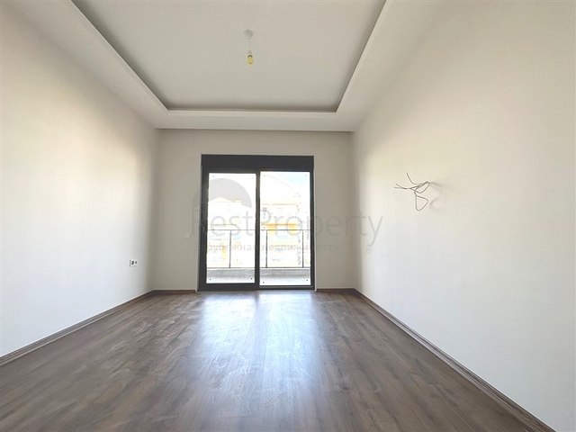 تحتوي الشقة على تصميم 2 + 1 مع مطبخ منفصل