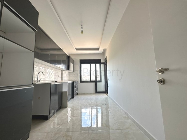 تحتوي الشقة على تصميم 2 + 1 مع مطبخ منفصل