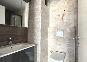 تحتوي الشقة على تصميم 2 + 1 مع مطبخ منفصل