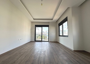 تحتوي الشقة على تصميم 2 + 1 مع مطبخ منفصل