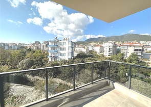 تحتوي الشقة على تصميم 2 + 1 مع مطبخ منفصل