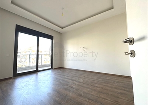 تحتوي الشقة على تصميم 2 + 1 مع مطبخ منفصل