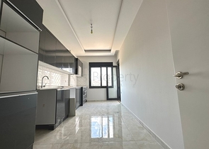 تحتوي الشقة على تصميم 2 + 1 مع مطبخ منفصل