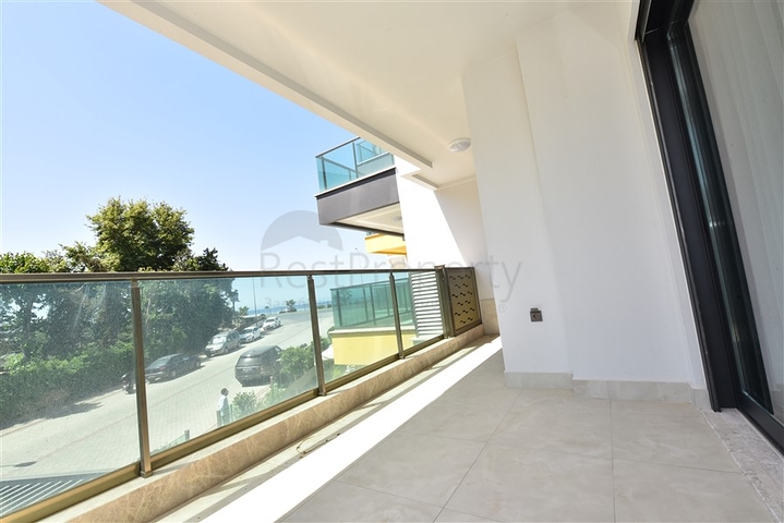 شقة 1+1 مطلة على البحر في مجمع متميز