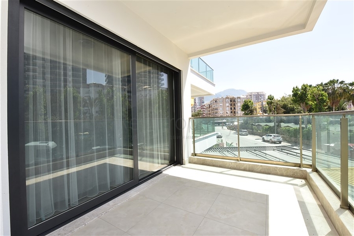 شقة 1+1 مطلة على البحر في مجمع متميز