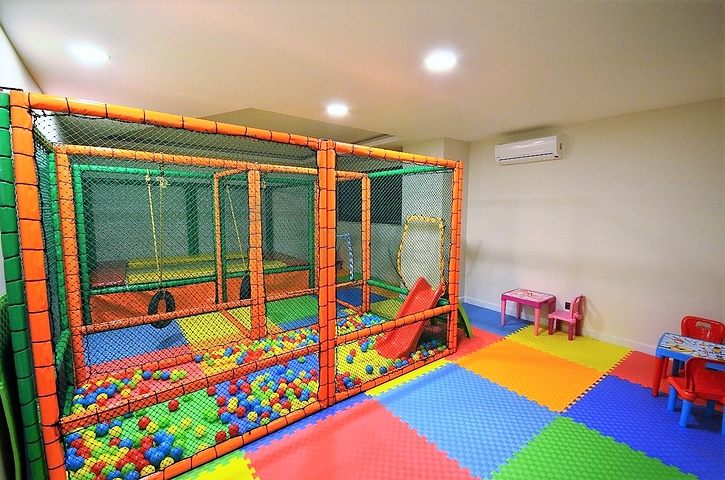 شقة 1+1 مطلة على البحر في مجمع متميز