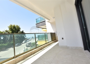 شقة 1+1 مطلة على البحر في مجمع متميز