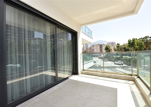 شقة 1+1 مطلة على البحر في مجمع متميز