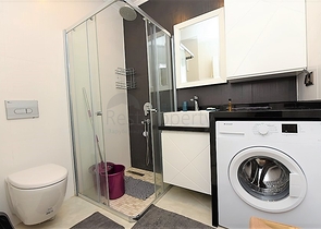 شقة 1+1 مطلة على البحر في مجمع متميز