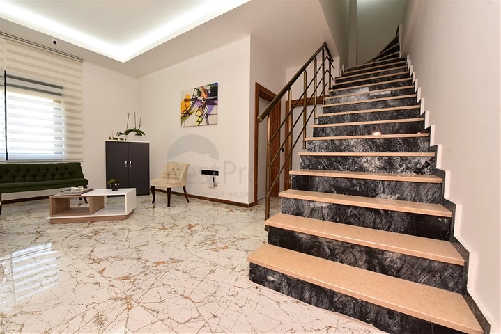 مكتب فاخر في وسط ألانيا