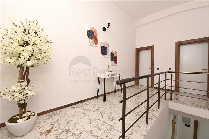 مكتب فاخر في وسط ألانيا