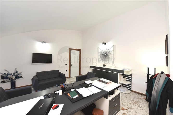 مكتب فاخر في وسط ألانيا