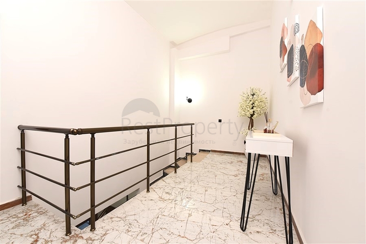 مكتب فاخر في وسط ألانيا